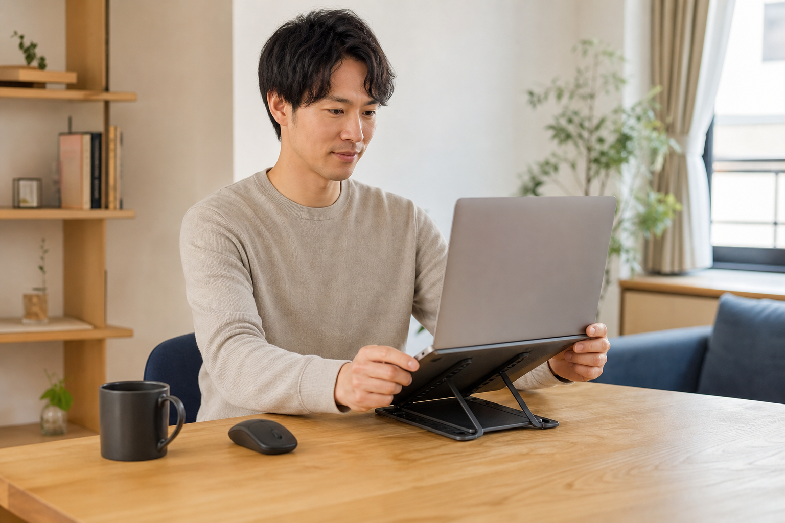 在宅勤務で使う仕事道具を机に準備する様子