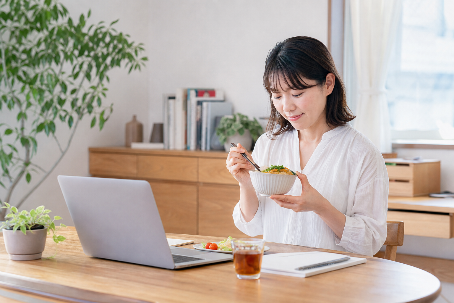 在宅ワーク中のお昼に！簡単「ちょい昼ごはん」10選の記事内容を表すイメージ