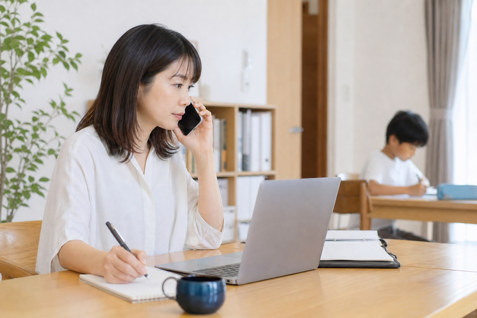 家族を見守りながら働くための“視界確保＆報連相”工夫の準備をする様子